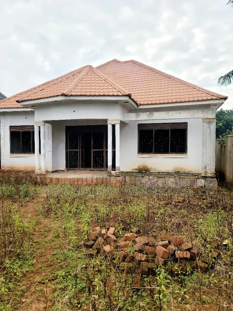 3bdrm Bungalow in Kitende Ntebe Rd, Central Division for sale