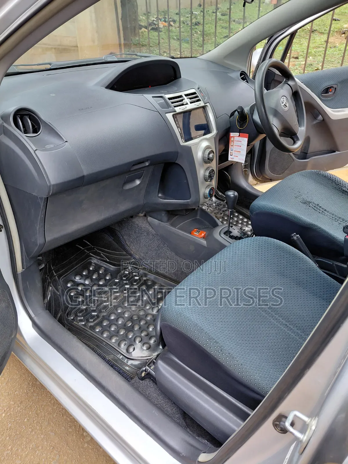 Toyota Vitz 2006 Silver