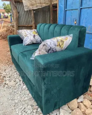 Stunning Teal Green Velvet 2-Seater Sofa! 