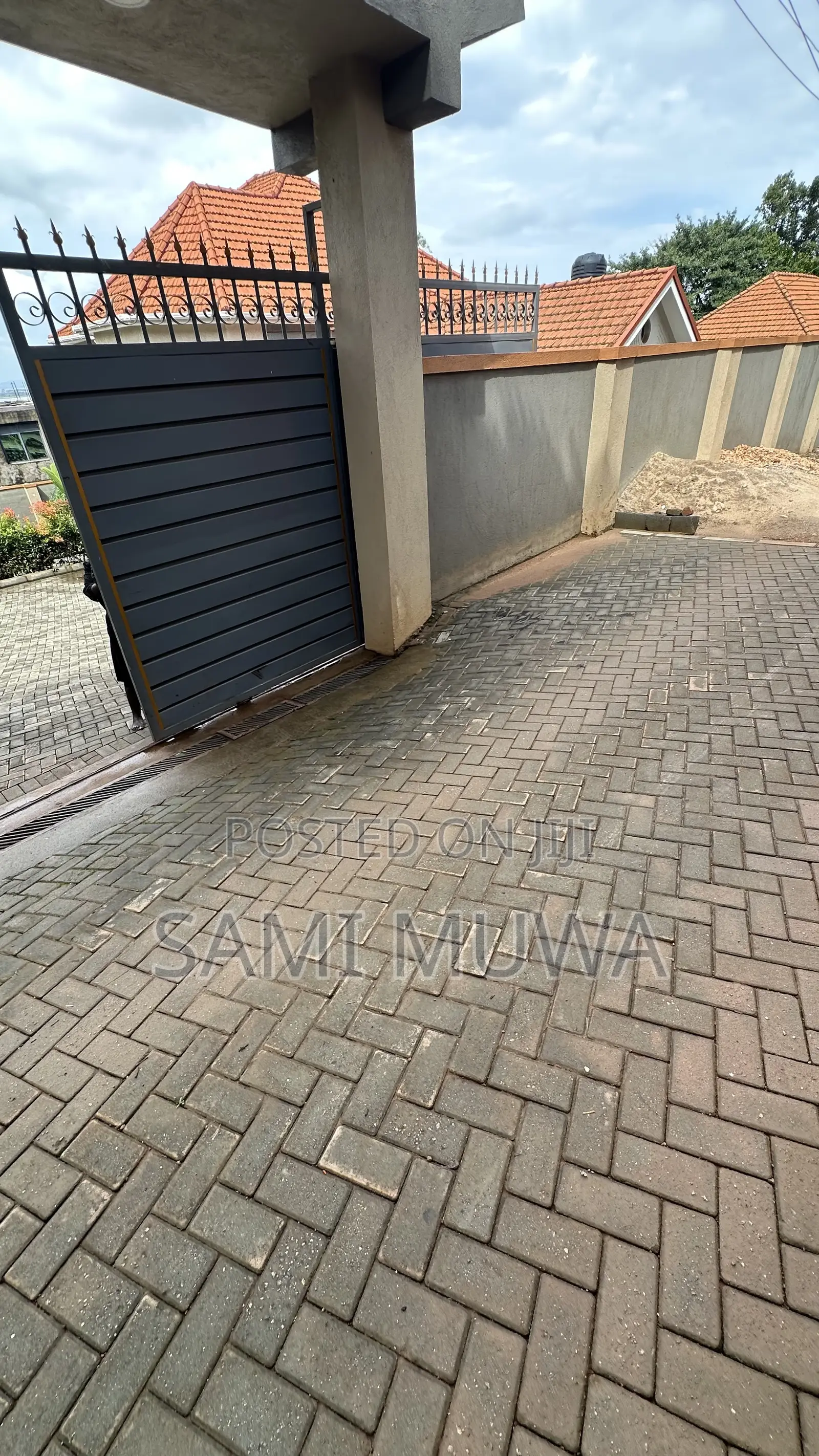 7bdrm Block of Flats in Wakiso / Wakiso for sale