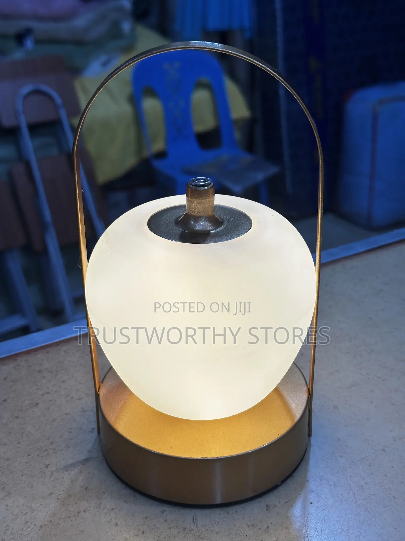 Rechargeable Table Lamp Changes Color