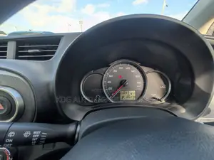 Toyota Vitz 1.0 FWD 5dr 2011 Silver