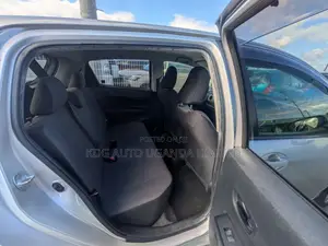 Toyota Vitz 1.0 FWD 5dr 2011 Silver