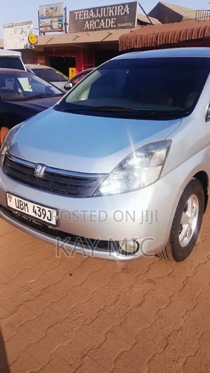 Toyota ISIS 1.8 L 2009 Silver