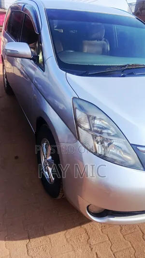 Toyota ISIS 1.8 L 2009 Silver