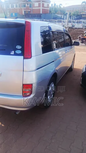 Toyota ISIS 1.8 L 2009 Silver