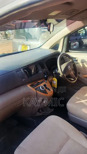 Toyota ISIS 1.8 L 2009 Silver