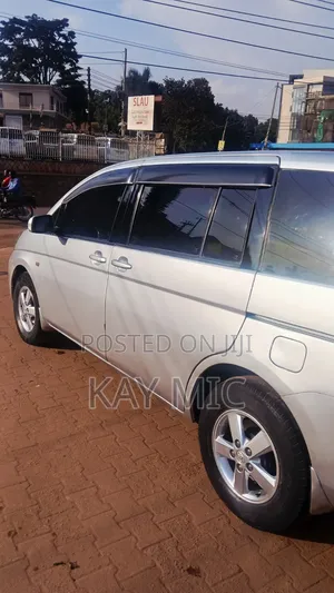 Toyota ISIS 1.8 L 2009 Silver
