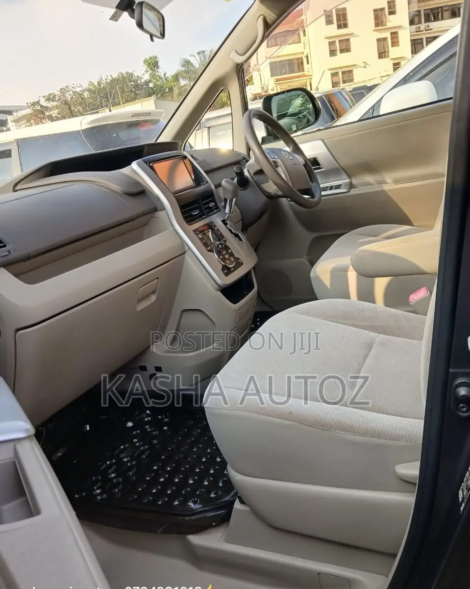Toyota Noah 2012 Gray