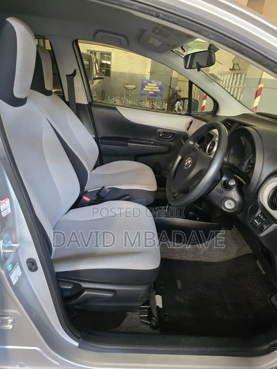 Toyota Vitz 1.0 FWD 5dr 2011 Silver