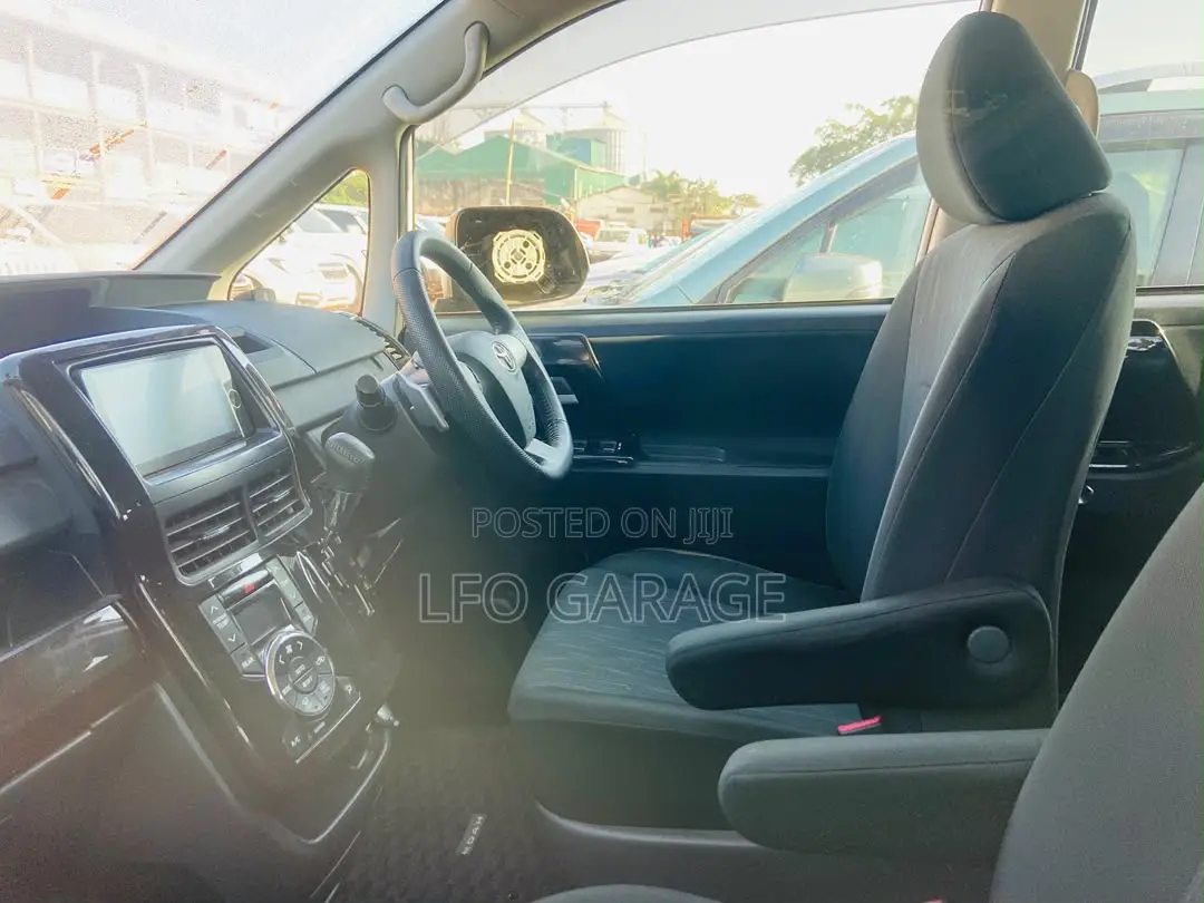 Toyota Noah 2.0 158hp FWD (7 Seater) 2013 White