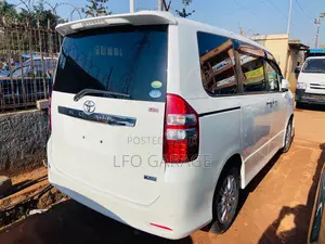 Toyota Noah 2.0 158hp FWD (7 Seater) 2013 White