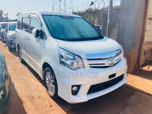 Toyota Noah 2.0 158hp FWD (7 Seater) 2013 White
