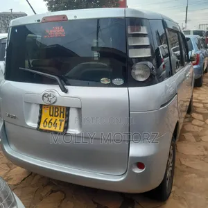 Toyota Sienta 2010 Silver