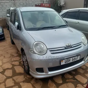 Toyota Sienta 2010 Silver