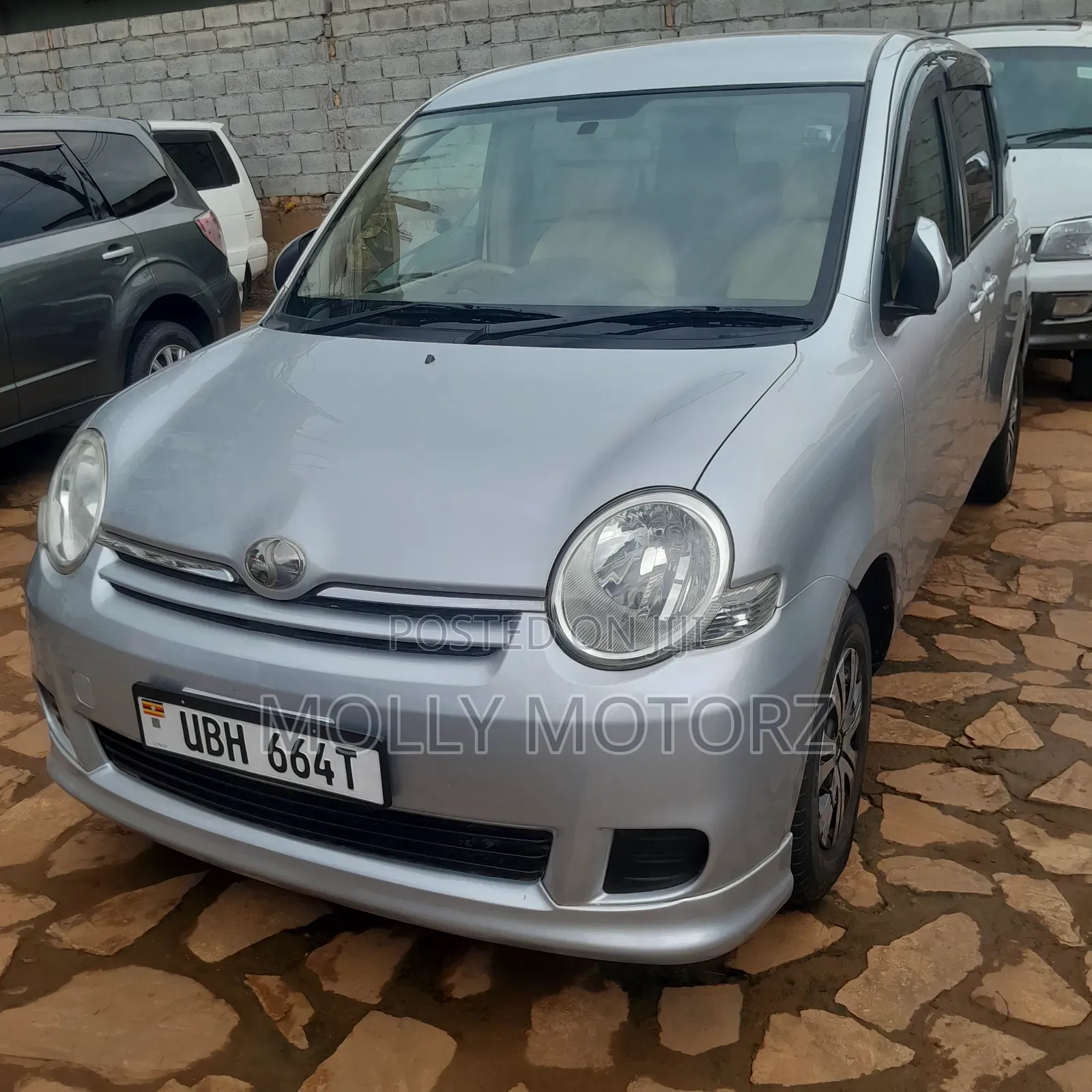 Toyota Sienta 2010 Silver