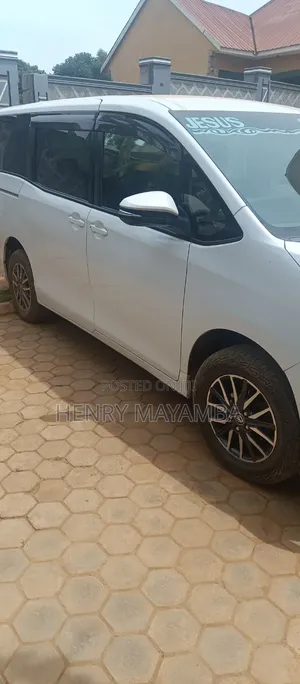Toyota Noah 2.0 AWD (8 Seater) 2018 White