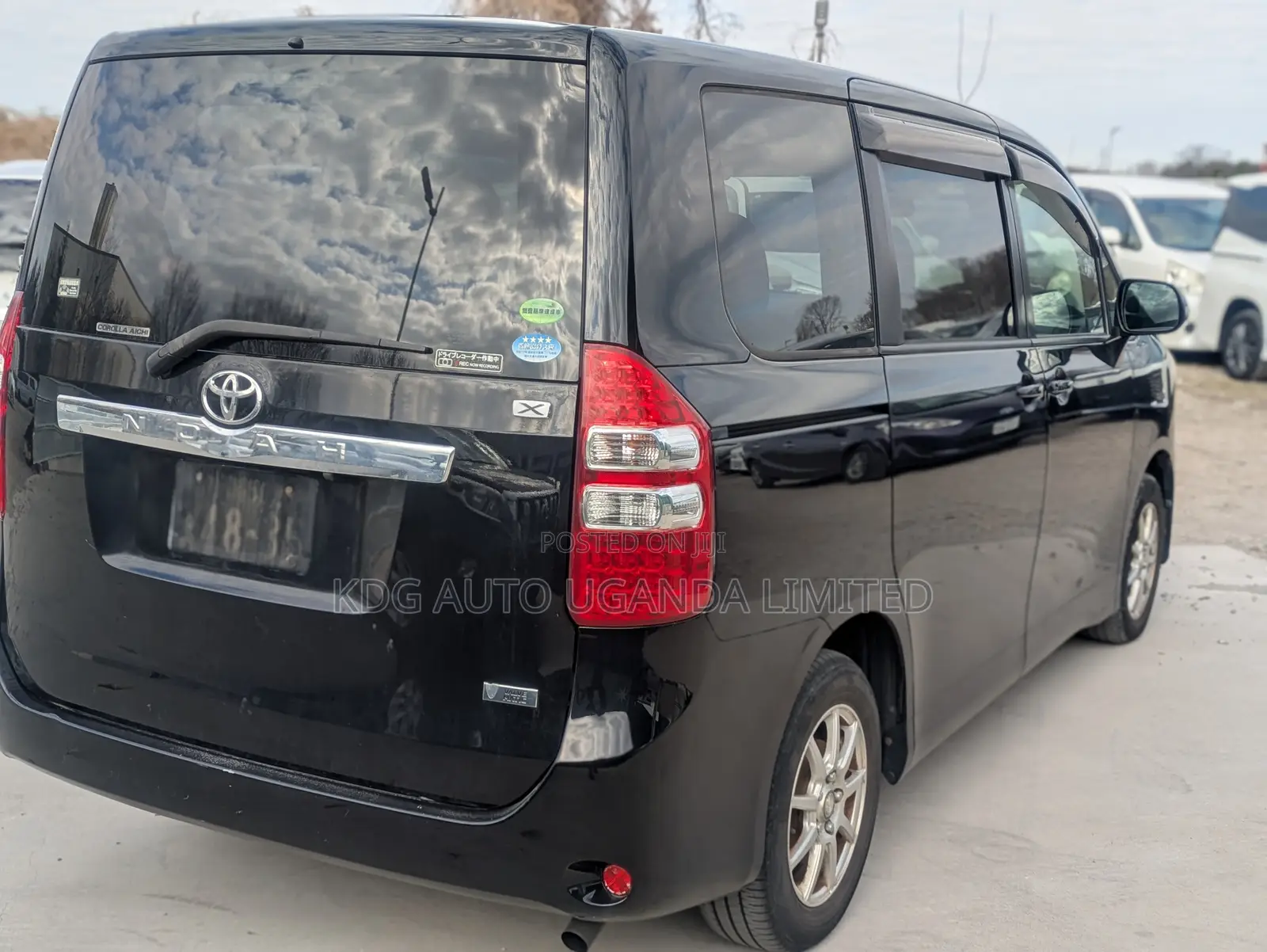 Toyota Noah 2.0 143hp FWD (7 Seater) 2012 Black