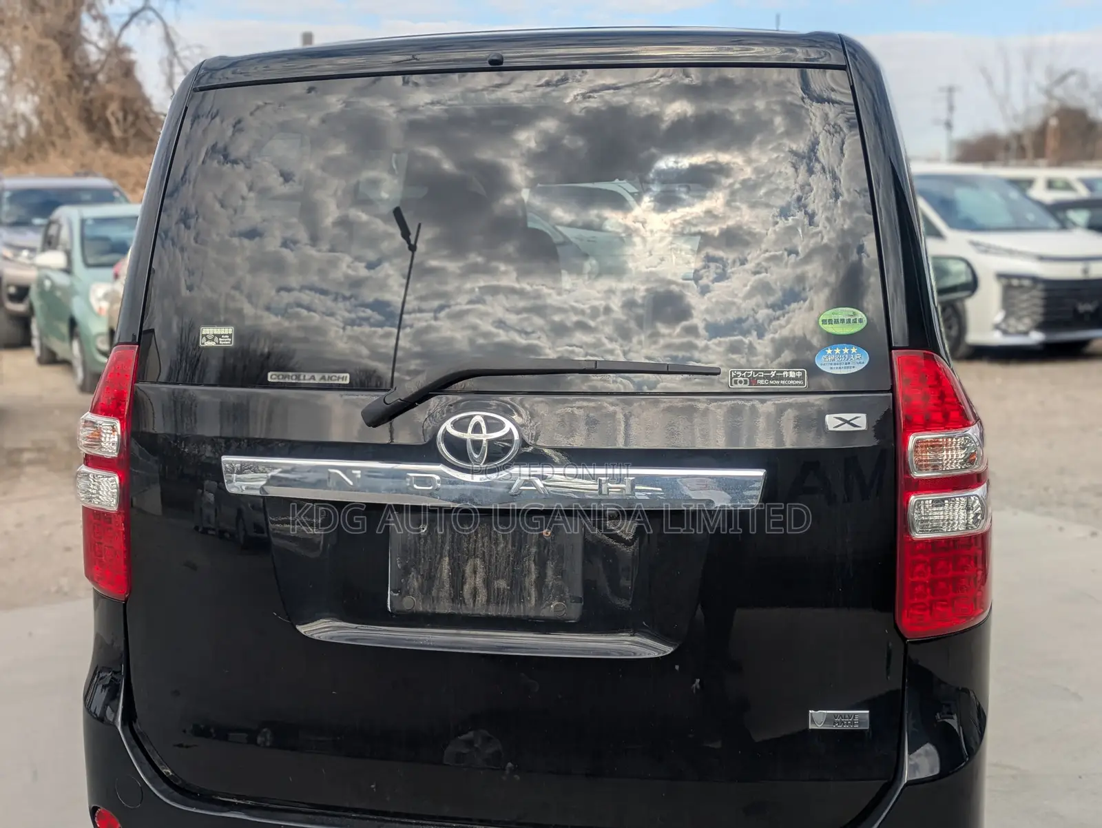 Toyota Noah 2.0 143hp FWD (7 Seater) 2012 Black