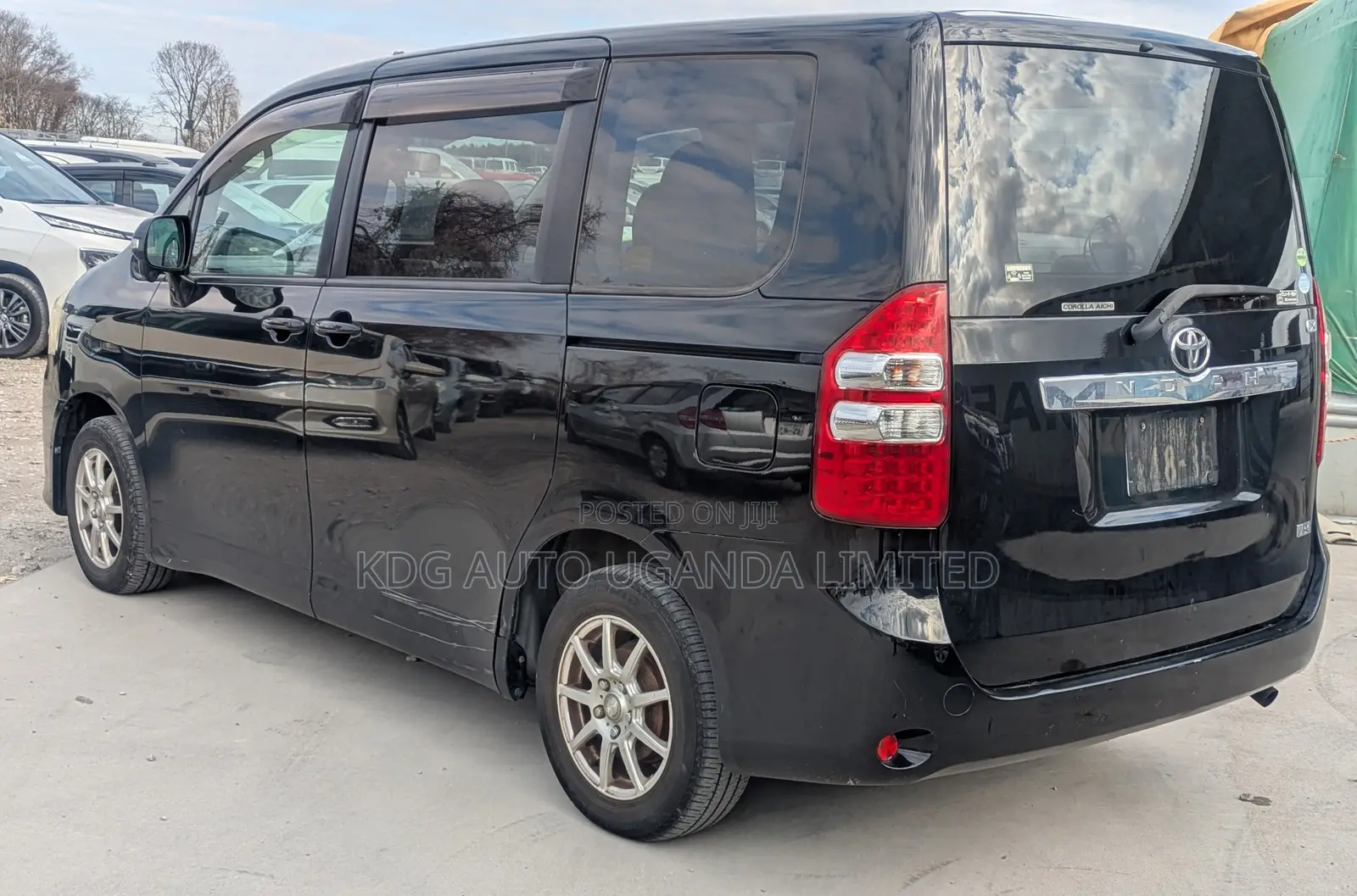 Toyota Noah 2.0 143hp FWD (7 Seater) 2012 Black