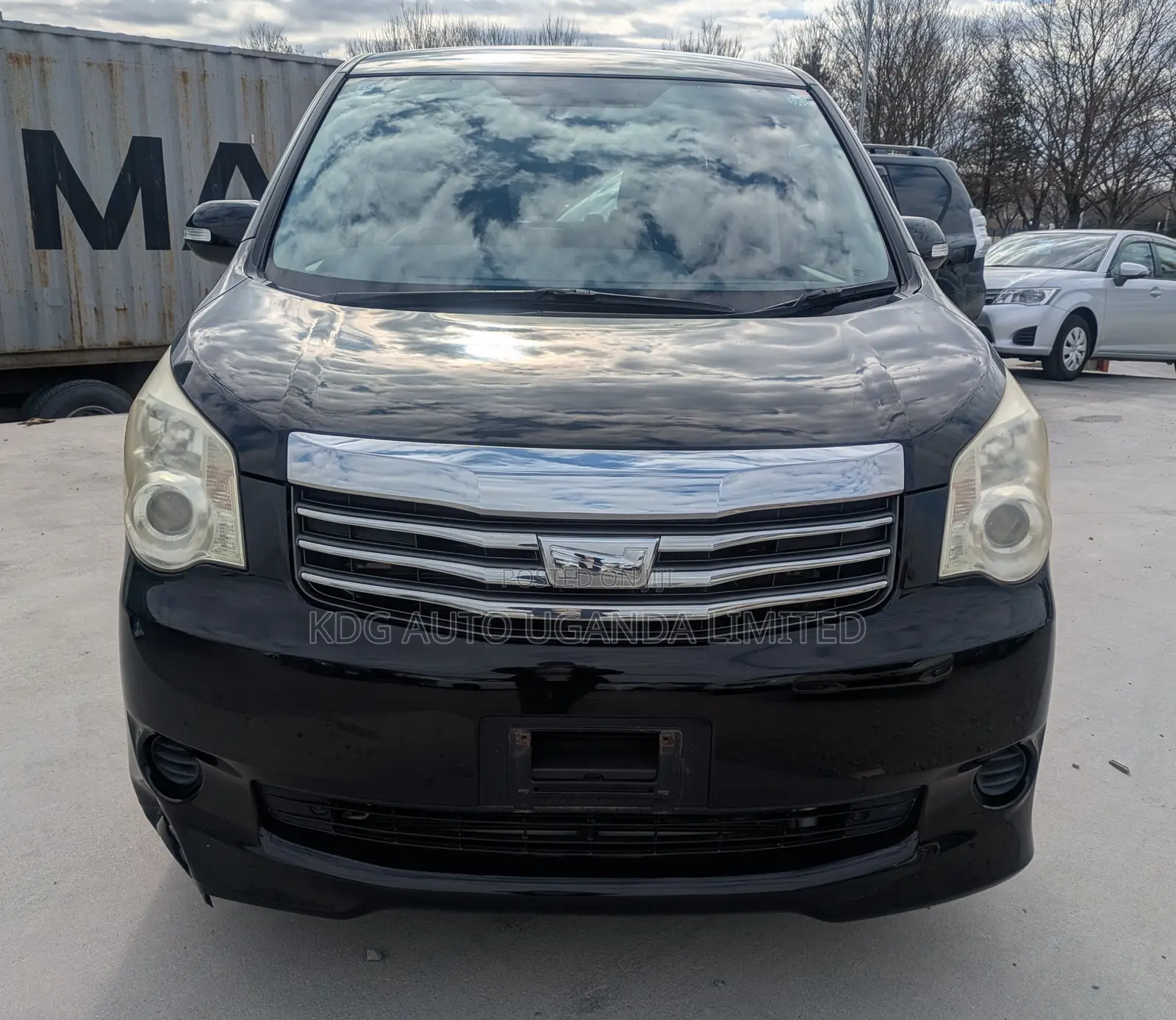Toyota Noah 2.0 143hp FWD (7 Seater) 2012 Black