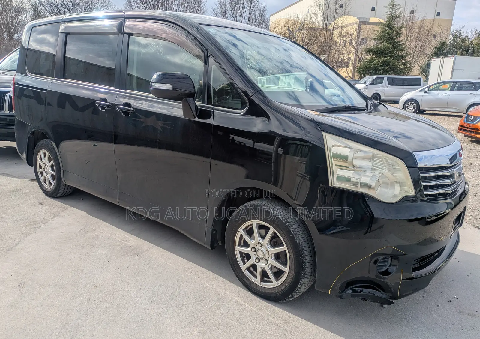 Toyota Noah 2.0 143hp FWD (7 Seater) 2012 Black