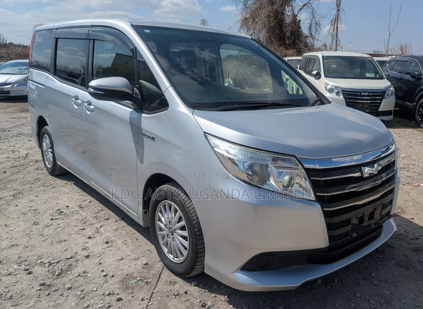 Toyota Noah 1.8 FWD Hybrid (7 seater) 2014 Silver