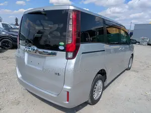 Toyota Noah 1.8 FWD Hybrid (7 seater) 2014 Silver