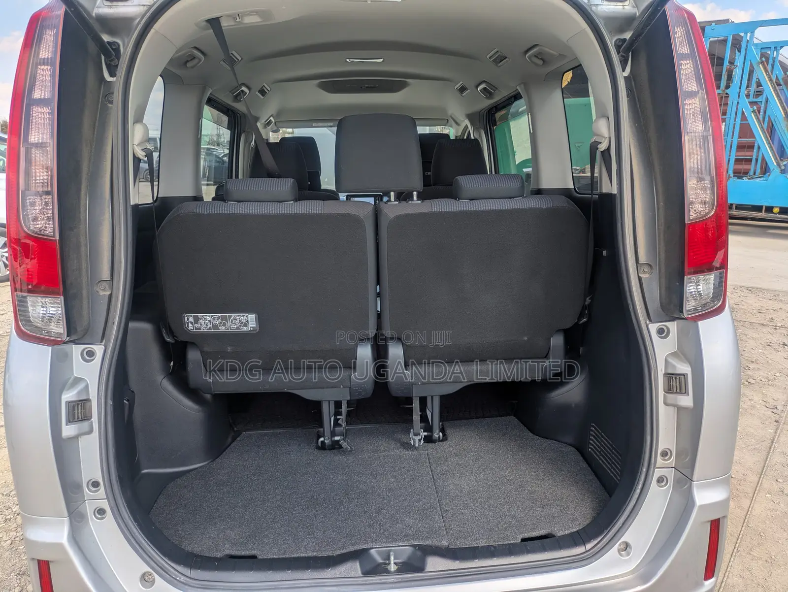 Toyota Noah 1.8 FWD Hybrid (7 seater) 2014 Silver