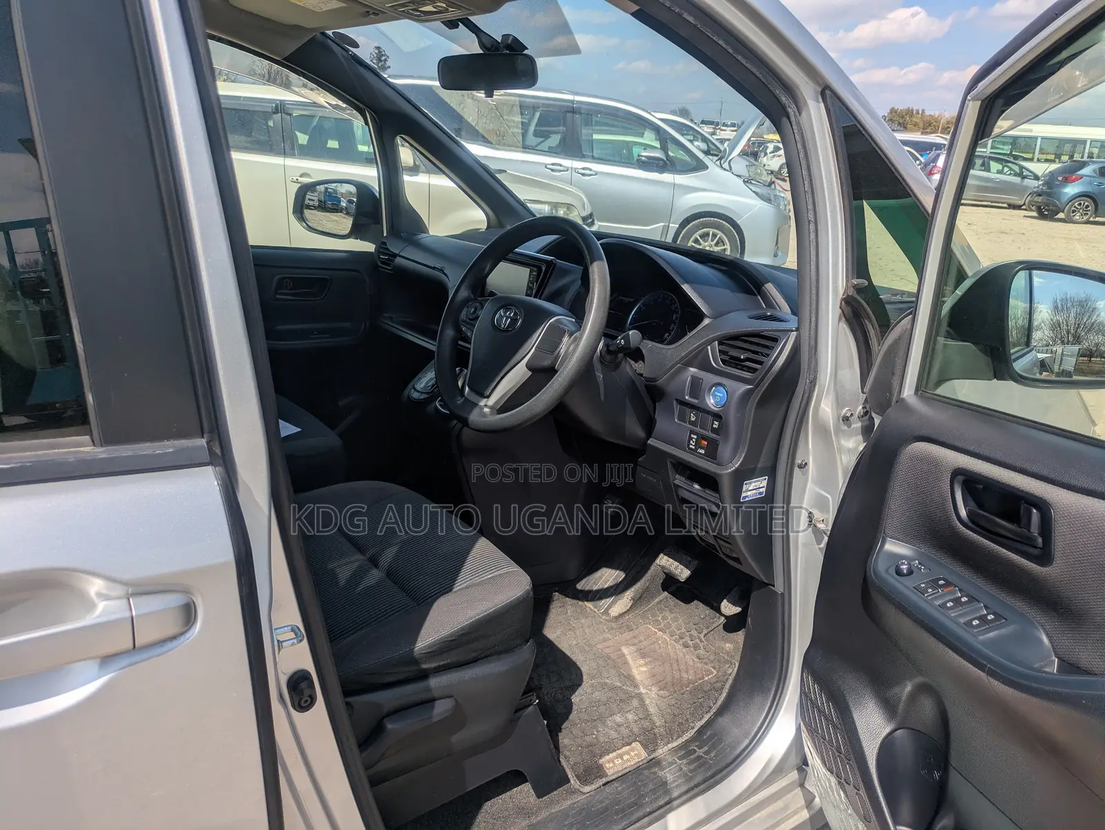 Toyota Noah 1.8 FWD Hybrid (7 seater) 2014 Silver