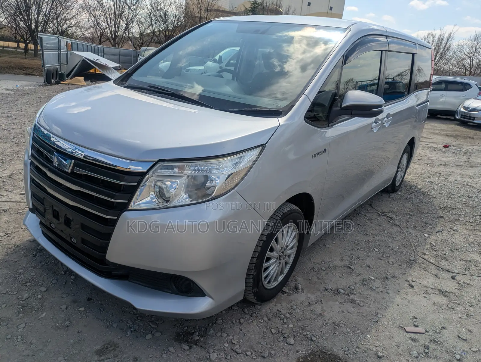 Toyota Noah 1.8 FWD Hybrid (7 seater) 2014 Silver