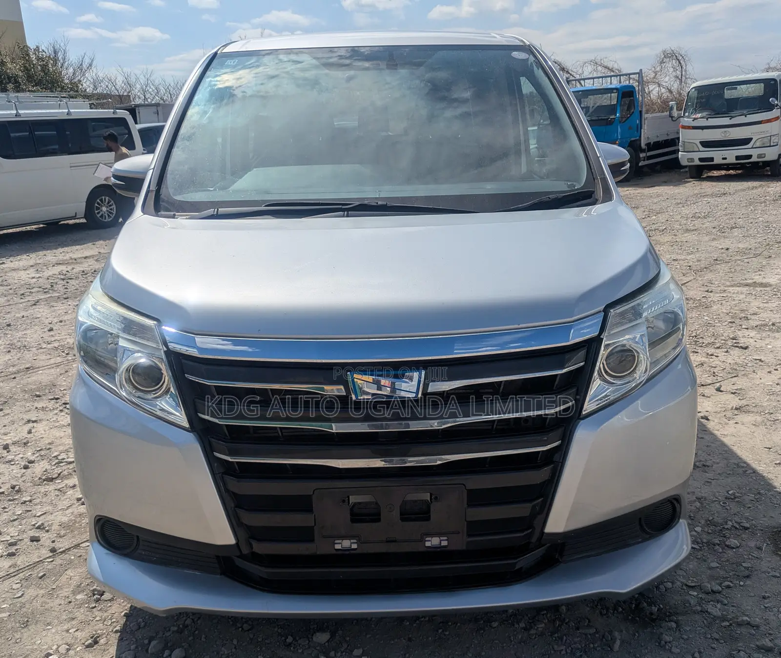 Toyota Noah 1.8 FWD Hybrid (7 seater) 2014 Silver