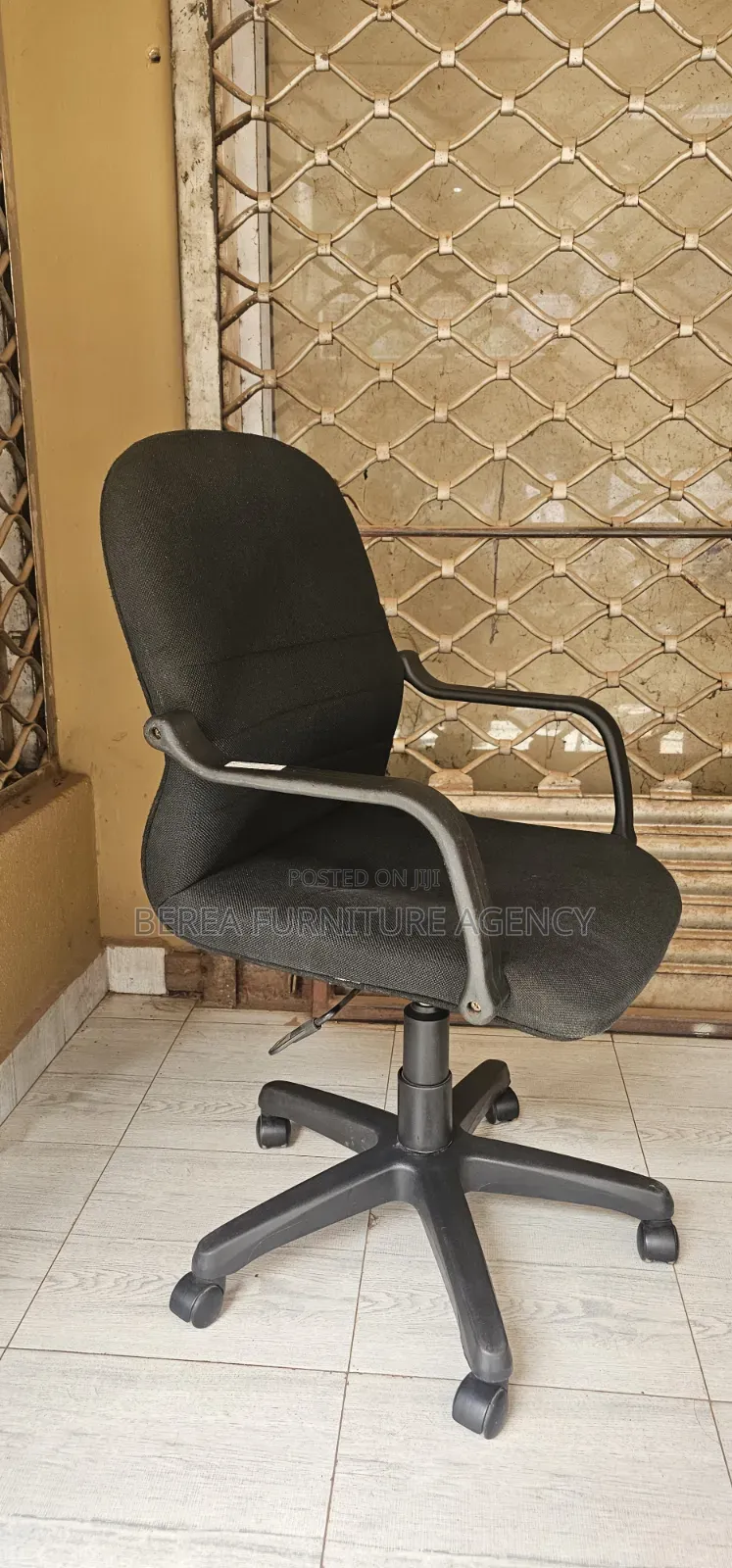 Refurbished Low Back Fabric Simple Chair