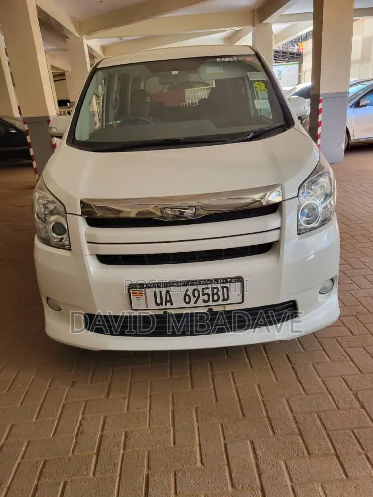 Toyota Noah 2.0 143hp AWD (8 Seater) 2010 White