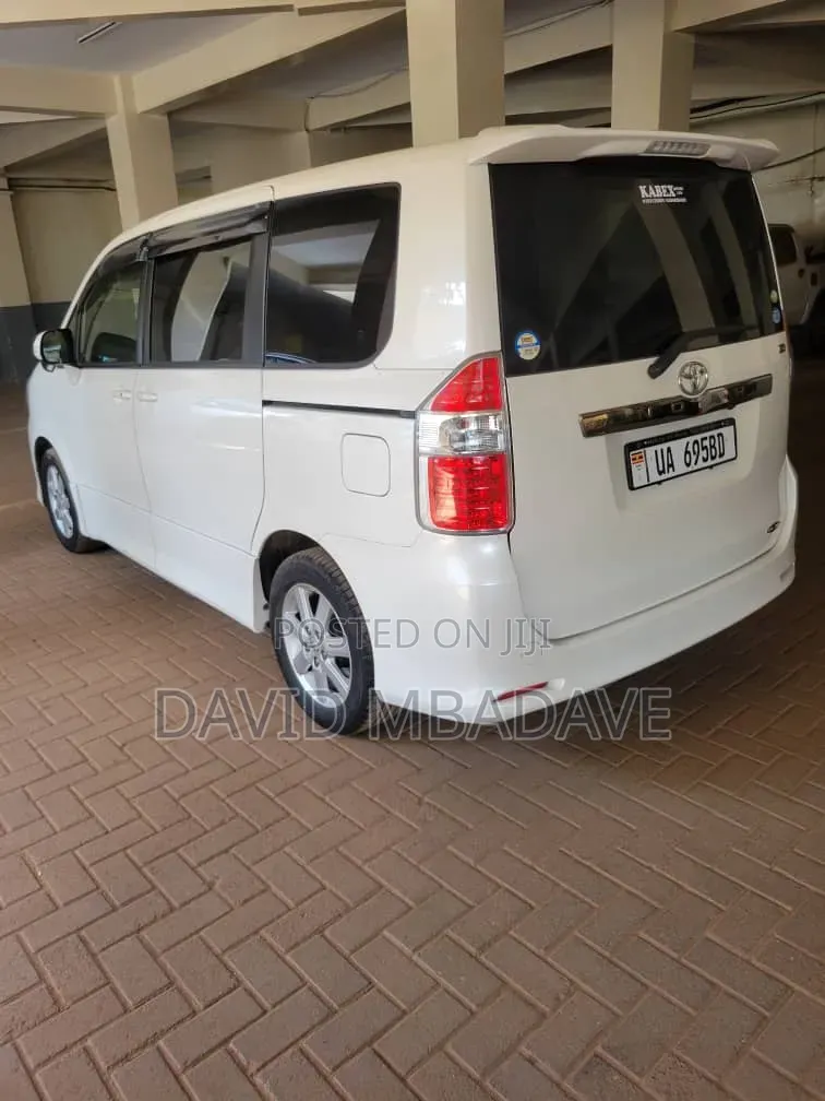 Toyota Noah 2.0 143hp AWD (8 Seater) 2010 White