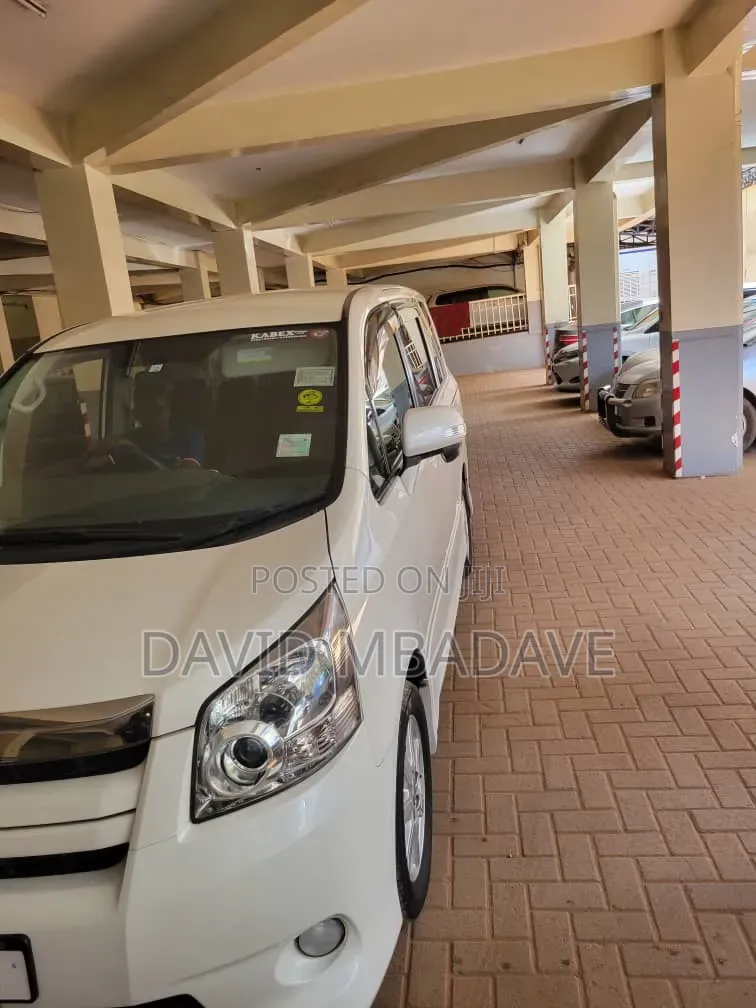 Toyota Noah 2.0 143hp AWD (8 Seater) 2010 White