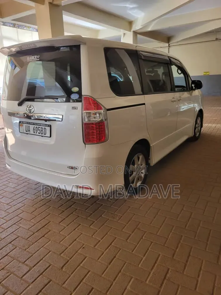 Toyota Noah 2.0 143hp AWD (8 Seater) 2010 White