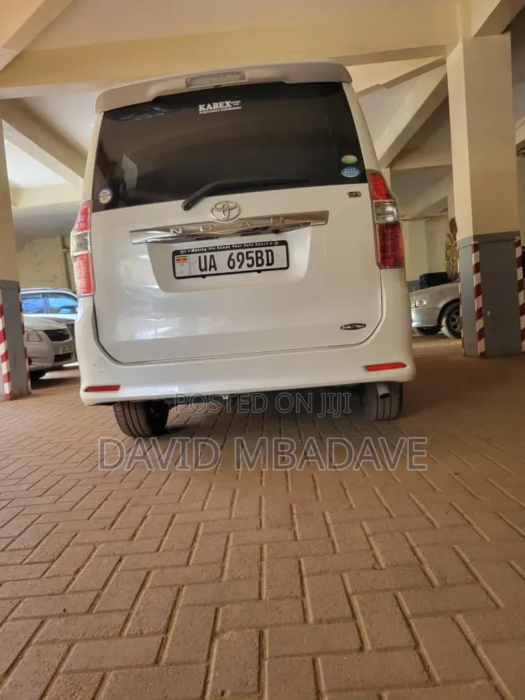Toyota Noah 2.0 143hp AWD (8 Seater) 2010 White