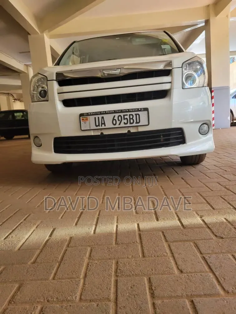 Toyota Noah 2.0 143hp AWD (8 Seater) 2010 White