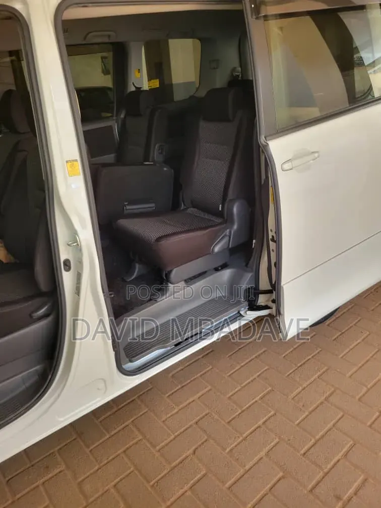 Toyota Noah 2.0 143hp AWD (8 Seater) 2010 White