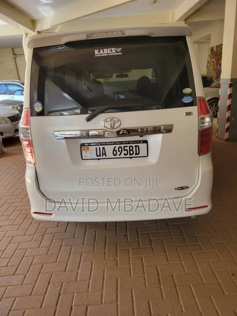 Toyota Noah 2.0 143hp AWD (8 Seater) 2010 White