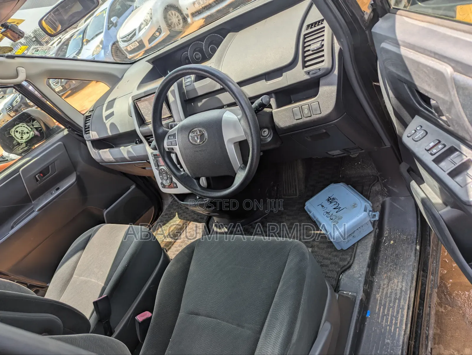 Toyota Noah 2.0 143hp AWD (7 Seater) 2011 Black