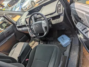 Toyota Noah 2.0 143hp AWD (7 Seater) 2011 Black