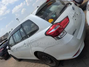 Toyota Corolla Fielder 1.5 Hybrid FWD 2016 White
