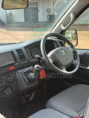 Toyota HiAce 2014 Silver