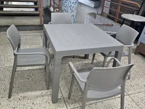 Outdoor Plastic Dinning Table and Chairs
