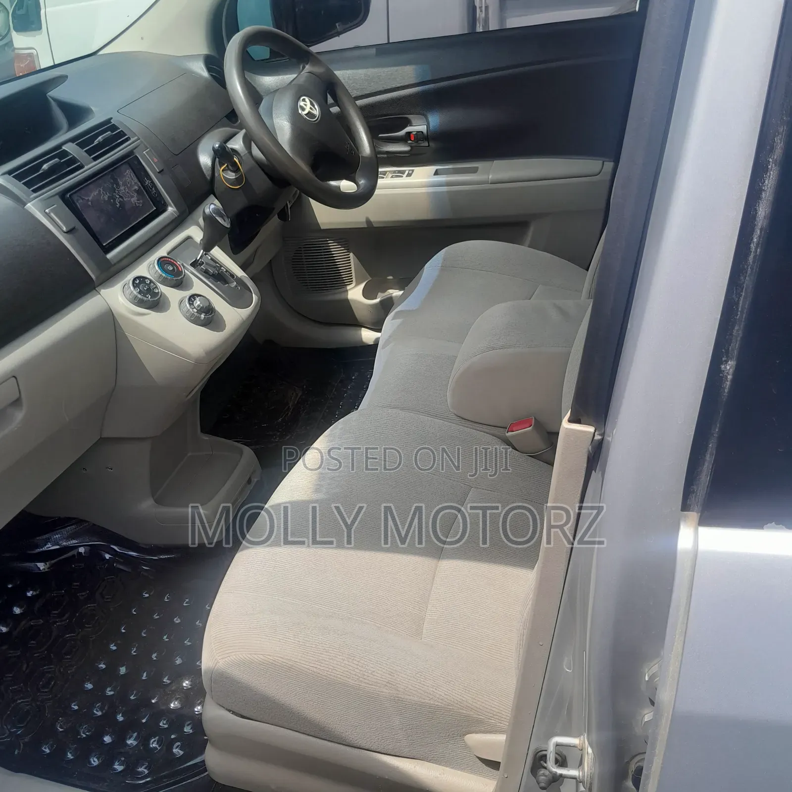 Toyota Passo Sette 2010 Silver