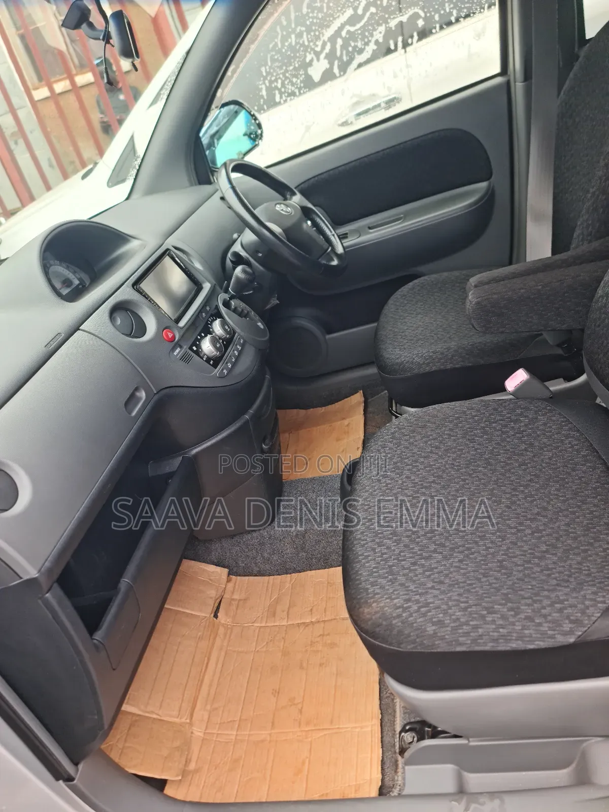 Toyota Sienta 2012 Silver