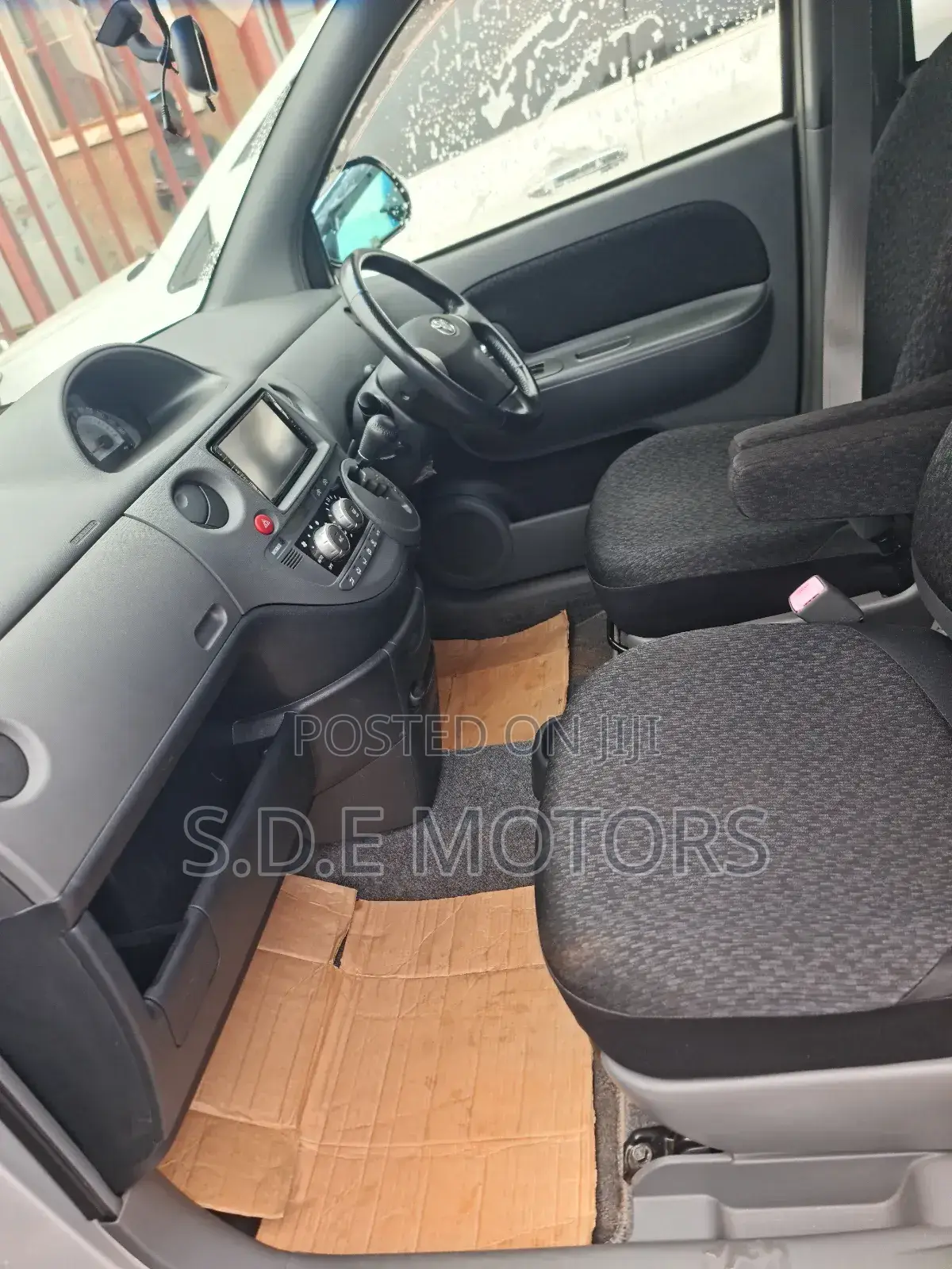 Toyota Sienta 2012 Silver