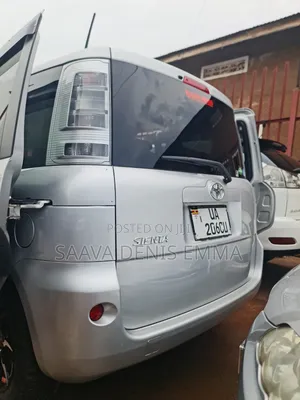 Toyota Sienta 2012 Silver